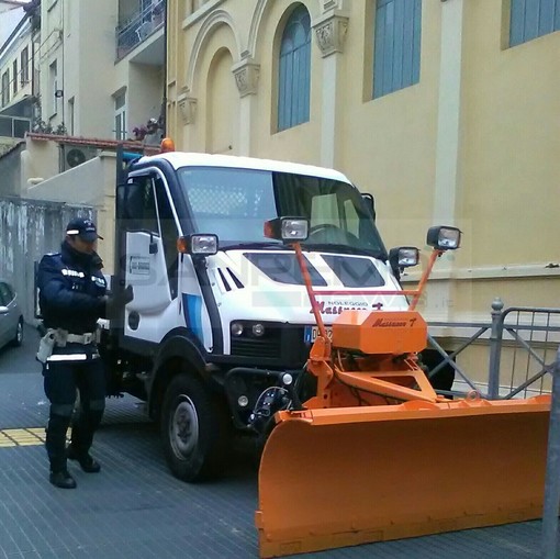 Allerta Meteo sulla provincia: inizia a nevischiare, il responsabile Arpal sugli eventi previsti, ed a Sanremo arrivano gli spazzaneve (Foto e Video)