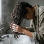Shampoo capelli ricci: acqua, tempo e tecnica per ricci vivi Shampoo capelli ricci: acqua, tempo e tecnica per ricci vivi