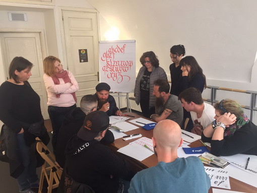 Imperia: successo al 'Sibilla scuola e ufficio' per il workshop gratuito di calligrafia (Foto)