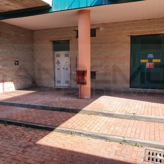 Taggia: ripulita la stazione ferroviaria dove c'era una cameretta, i servizi sociali stanno lavorando per gli aiuti (Foto) Taggia: ripulita la stazione ferroviaria dove c'era una cameretta, i servizi sociali stanno lavorando per gli aiuti (Foto)