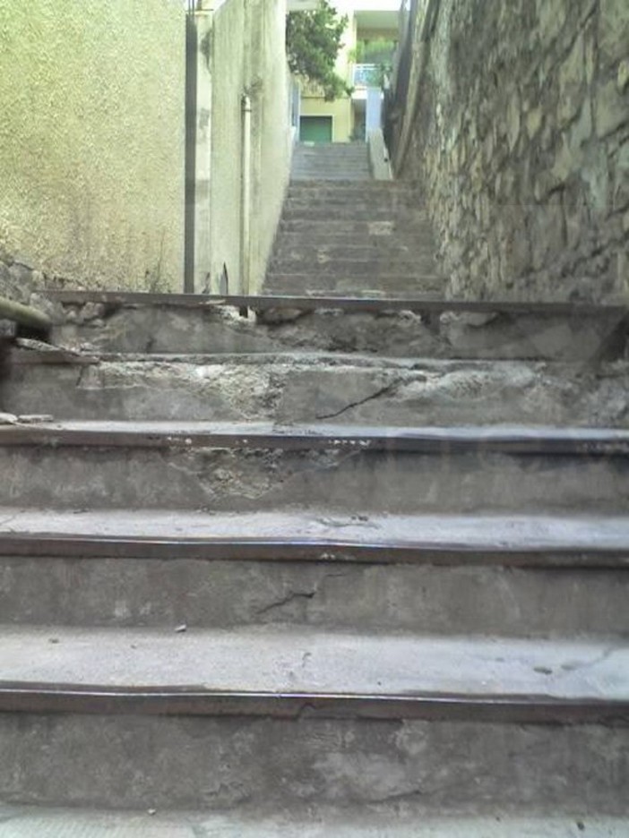 Sanremo: situazione disastrosa sulla scalinata di collegamento tra via Vallarino e corso Matuzia