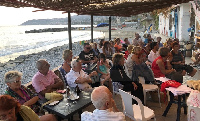 Sanremo: ottimo successo di pubblico per la serata 'De Andrè' ieri alla spiaggia 'Onda Buena' (Foto) Sanremo: ottimo successo di pubblico per la serata 'De Andrè' ieri alla spiaggia 'Onda Buena' (Foto)