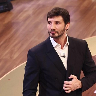 Festival di Sanremo 2027, atteso passaggio di consegne tra Carlo Conti e Stefano De Martino