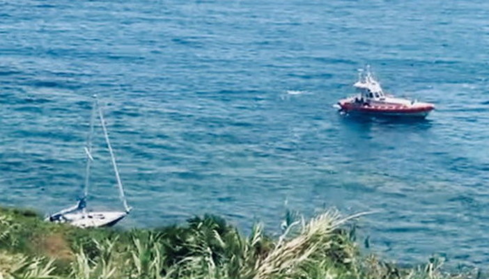 Imbarcazione in difficoltà rischia di finire contro la scogliera a San Lorenzo al Mare: soccorsa dalla Guardia Costiera Imbarcazione in difficoltà rischia di finire contro la scogliera a San Lorenzo al Mare: soccorsa dalla Guardia Costiera