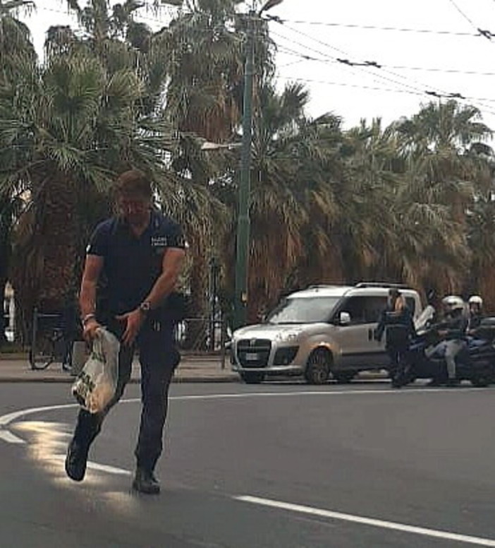 Sanremo: scia di gasolio tra corso Raimondo e via Fiume, cade una scooterista e interviene la Municipale (Foto) Sanremo: scia di gasolio tra corso Raimondo e via Fiume, cade una scooterista e interviene la Municipale (Foto)