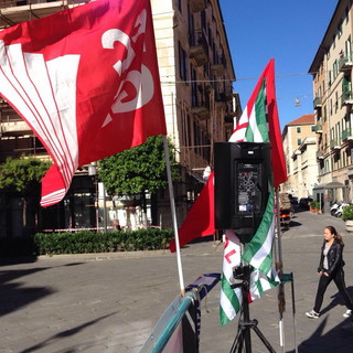 Sciopero generale della scuola: anche gli imperiesi alla manifestazione di Savona "Il Governo ha fatto una riforma a chiacchiere: da anni in attesa rinnovo contratto" (Foto e Video) Sciopero generale della scuola: anche gli imperiesi alla manifestazione di Savona "Il Governo ha fatto una riforma a chiacchiere: da anni in attesa rinnovo contratto" (Foto e Video)