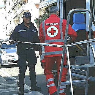 Sanremo: donna si sente male al mercato di piazza Eroi, soccorsa da Polizia Locale e Croce Rossa Sanremo: donna si sente male al mercato di piazza Eroi, soccorsa da Polizia Locale e Croce Rossa