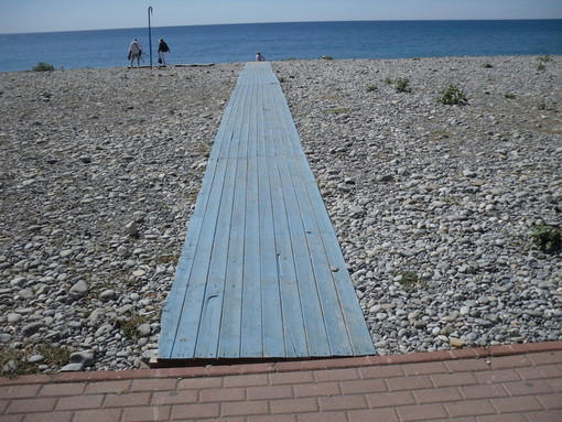 La spiaggia pubblica più grande di Ventimiglia non accessibile a disabili ed anziani: la denuncia del Comitato di Quartiere 'Giardini Mare'