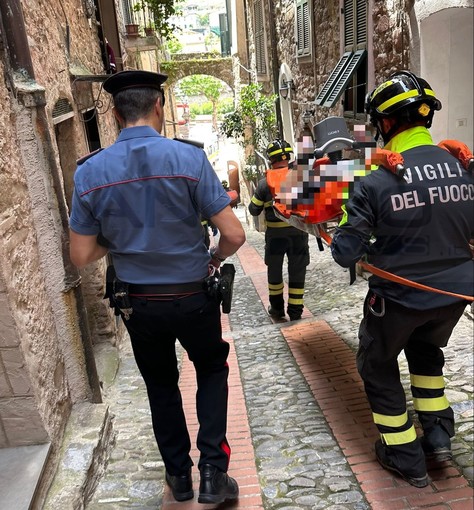 Dolceacqua: escursionista accusa malore, mobilitazione di soccorsi nei caruggi per un uomo di 70 anni (Foto) Dolceacqua: escursionista accusa malore, mobilitazione di soccorsi nei caruggi per un uomo di 70 anni (Foto)