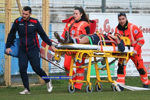 Vernocchi della Caronnese trasportato fuori dal rettangolo di gioco in barella (foto Fabio Pavan)