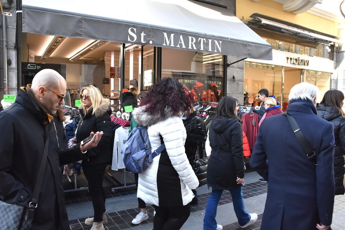 Sanremo: ottimi affari per 'Saldi di Gioia' ma i commercianti chiedono di evitare i 'tappi' di sabato scorso (Foto)