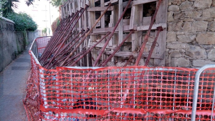 Sanremo: muro puntellato da tempo e situazione di degrado in strada Mulattiera San Pietro (Foto)
