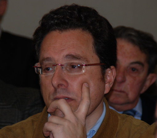 Viaggiatori ‘trasportati come bestie’: “Trenitalia imbarazzante, affidare servizio ad aziende private” Viaggiatori ‘trasportati come bestie’: “Trenitalia imbarazzante, affidare servizio ad aziende private”