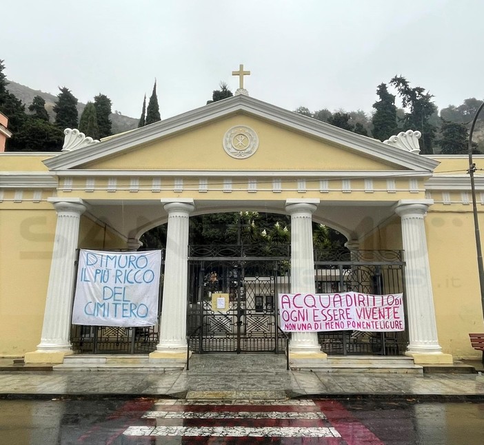 Ventimiglia: divieto ai migranti e guardie all'ingresso, striscioni al cimitero contro il Sindaco Di Muro