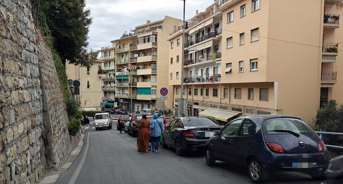 Sanremo: Borgo Tinasso, parcheggi selvaggi e strada sempre più pericolosa "Una situazione sotto gli occhi di tutti da anni" Sanremo: Borgo Tinasso, parcheggi selvaggi e strada sempre più pericolosa "Una situazione sotto gli occhi di tutti da anni"