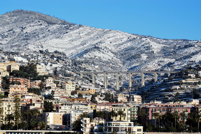 Sanremo: ad agosto con oltre 30 gradi in consiglio si parla del sale contro la 'forte nevicata in atto' Sanremo: ad agosto con oltre 30 gradi in consiglio si parla del sale contro la 'forte nevicata in atto'