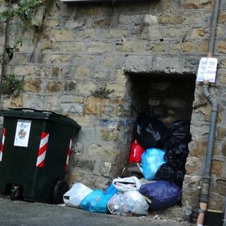 La spazzatura abbandonata in via Nuvoloni