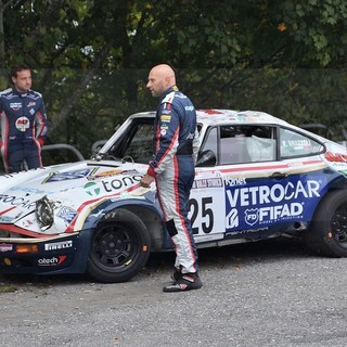 Sanremo: incidente al Rally Storico, esce fuoristrada Brazzoli-Fenoli, auto distrutta ma equipaggio ok (Foto e Video)