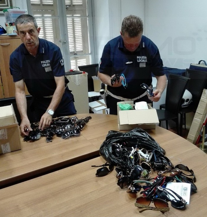 Sanremo: non si placa l'offensiva alle merci contraffatte, nuovi sequestri della Municipale (Foto)