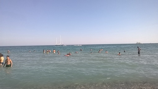 Ventimiglia: gommone di fronte alla spiaggia di Latte, la protesta di una lettrice e dei bagnanti