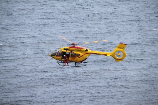 Ventimiglia: bambino in difficoltà tra le onde, salvato dai bagnini e portato d'urgenza al 'Gaslini' Ventimiglia: bambino in difficoltà tra le onde, salvato dai bagnini e portato d'urgenza al 'Gaslini'