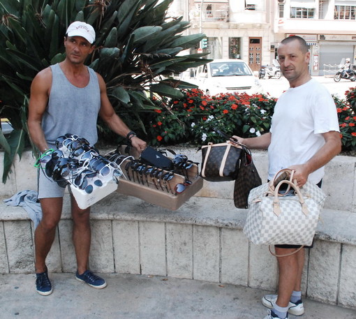 La merce sequestrata oggi ed i due agenti 'assaliti'