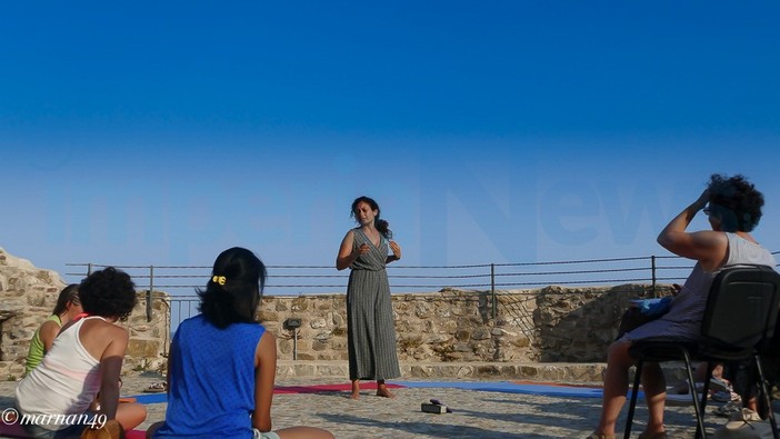 Cervo: una lezione di Shiatsu al calar del sole nello splendido scenario del 'Bastione di Mezzodì' (Foto) Cervo: una lezione di Shiatsu al calar del sole nello splendido scenario del 'Bastione di Mezzodì' (Foto)
