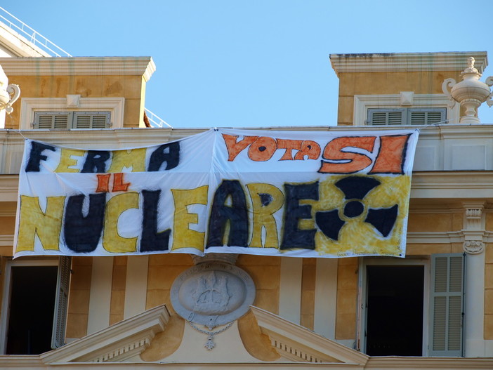 Sanremo: blitz all'alba dei Giovani Democratici, striscione contro il nucleare a Villa Magnolie