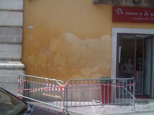 Un transenna di troppo di fronte al Teatro Comunale di Ventimiglia: è ping-pong sulle competenze, marciapiede intralciato da oltre un mese