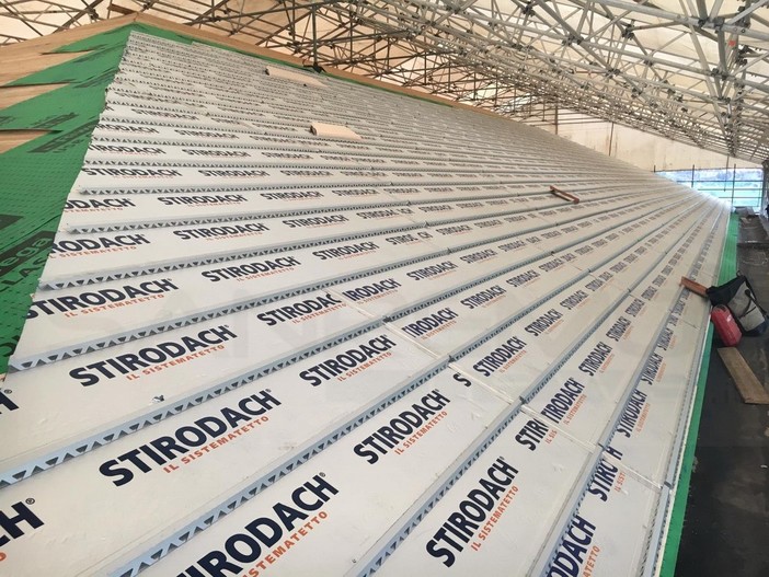 I pannelli fotovoltaici sul tetto della scuola di Coldirodi I pannelli fotovoltaici sul tetto della scuola di Coldirodi