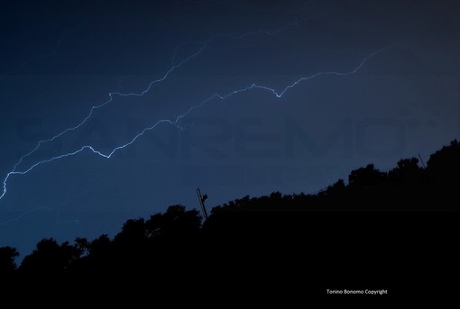 La foto del temporale di stanotte (Tonino Bonomo). Sotto i danni in via Agnesi ad Imperia
