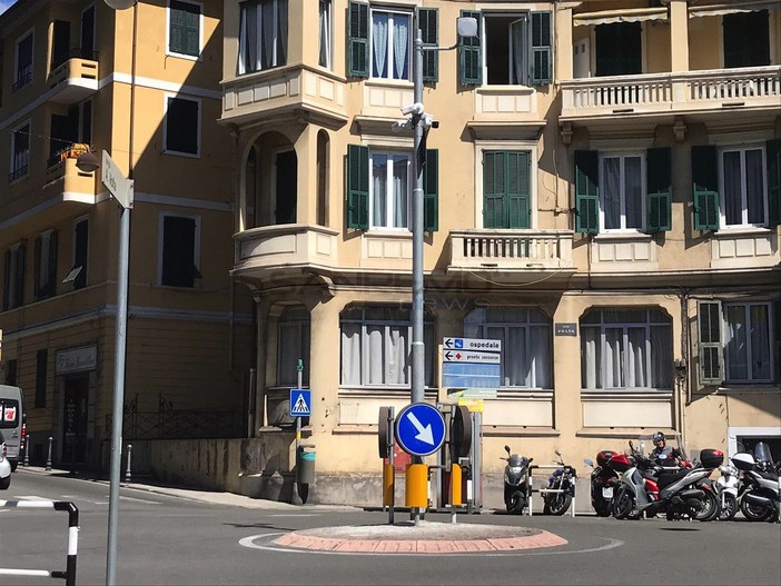 Le telecamere installate al centro del rondò Volta Le telecamere installate al centro del rondò Volta