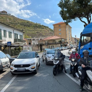 Ventimiglia: parcheggio selvaggio e traffico alle stelle alla rotonda di frazione Latte (Foto) Ventimiglia: parcheggio selvaggio e traffico alle stelle alla rotonda di frazione Latte (Foto)