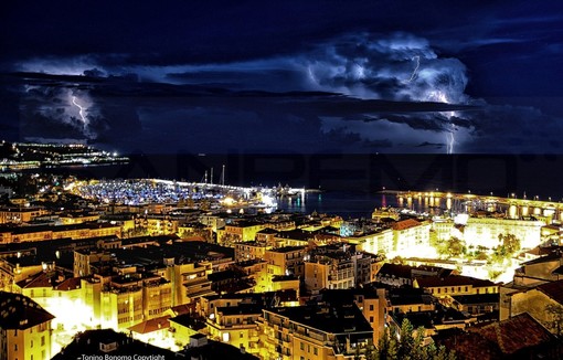 Maltempo: poche precipitazioni e temporali sulla provincia ma spettacolo di fulmini sul mare (Foto e Video)