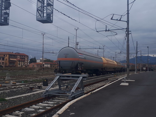 Ventimiglia: treno merci con sostanze altamente infiammabili fermo da 3 giorni in centro abitato