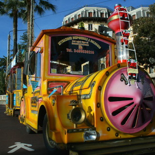 Imperia: anche il 'trenino' del lungomare Vespucci per le 'Cene in Borgo' di domenica Imperia: anche il 'trenino' del lungomare Vespucci per le 'Cene in Borgo' di domenica