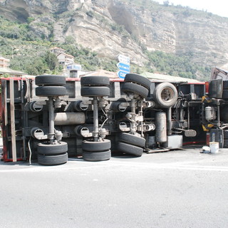 Ventimiglia: velocità troppo elevata in curva, camion si ribalta vicino a Roverino. Conducente illeso