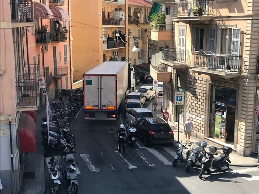 Sanremo: Tir incastrato nella parte finale di via San Francesco, intervento della Polizia Municipale