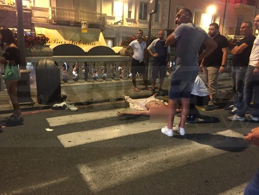 Sanremo: 60enne blocca via Verdi con l'auto, si denuda e tenta di darsi fuoco sotto la scalinata del Casinò (Foto) Sanremo: 60enne blocca via Verdi con l'auto, si denuda e tenta di darsi fuoco sotto la scalinata del Casinò (Foto)
