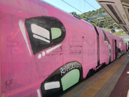Treno Ventimiglia-Genova vandalizzato con pittura rosa inneggiando a Cristiano Ronaldo: Berrino &quot;Gente senza palle&quot;