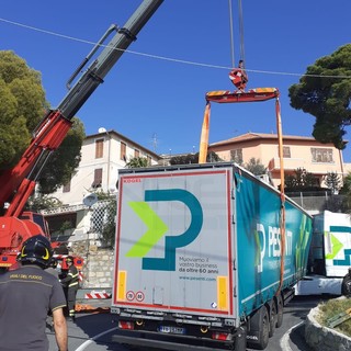 Sanremo: riaperta poco prima delle 13 via Val D'Olivi bloccata stamattina da un mezzo pesante (Foto e Video) Sanremo: riaperta poco prima delle 13 via Val D'Olivi bloccata stamattina da un mezzo pesante (Foto e Video)