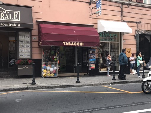 Lo scippo è avvenuto sul marciapiedi di fronte ad alcuni esercizi commerciali