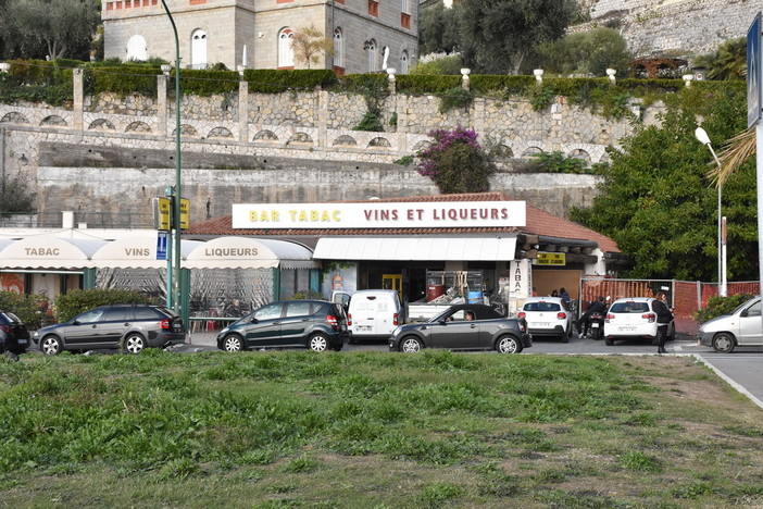 La rivendita al confine di Ponte San Ludovico, una delle più conosciute dai francesi La rivendita al confine di Ponte San Ludovico, una delle più conosciute dai francesi