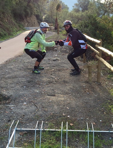 Dolceacqua: ecco gli ironici auguri dalla ciclabile, dove sono stati rubati tavolo e panche Dolceacqua: ecco gli ironici auguri dalla ciclabile, dove sono stati rubati tavolo e panche