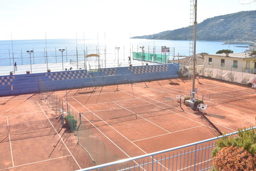 Tennis Club di Ospedaletti nel mirino: critiche dei giocatori ITF e polemiche sulla gestione comunale Tennis Club di Ospedaletti nel mirino: critiche dei giocatori ITF e polemiche sulla gestione comunale