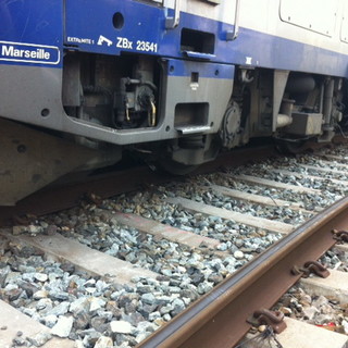 Loano: autocisterna bloccata sui binari del passaggio a livello, pesanti ripercussioni al traffico ferroviario