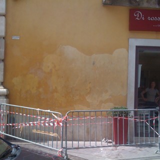 Un transenna di troppo di fronte al Teatro Comunale di Ventimiglia: è ping-pong sulle competenze, marciapiede intralciato da oltre un mese