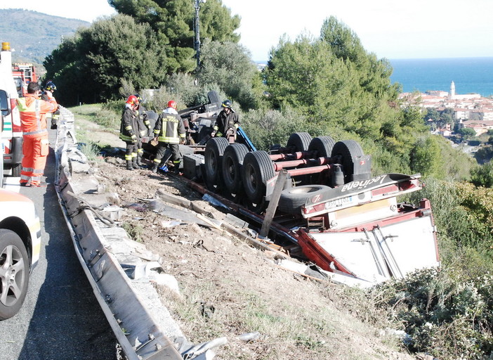 Imperia: tir spagnolo finisce fuoristrada, conducente miracolosamente illeso