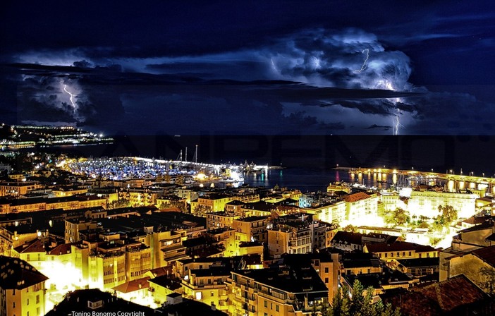 Maltempo: poche precipitazioni e temporali sulla provincia ma spettacolo di fulmini sul mare (Foto e Video) Maltempo: poche precipitazioni e temporali sulla provincia ma spettacolo di fulmini sul mare (Foto e Video)