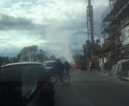 Diano Marina: un 'geyser' dalla tubazione del depuratore, guasto subito riparato in corso Torino sull'incompiuta (Foto)